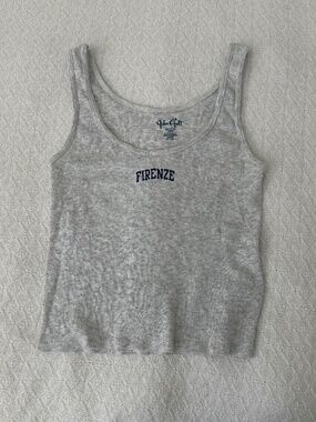 brandy melville tank top  one size   details: -no flaws  -comfy